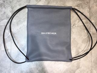 【ciaga580-2】 BALENCIAGA バレンシアガ バッグ スーパーコピー バックパック 小牛革 34x40cm 2色可選択 灰色